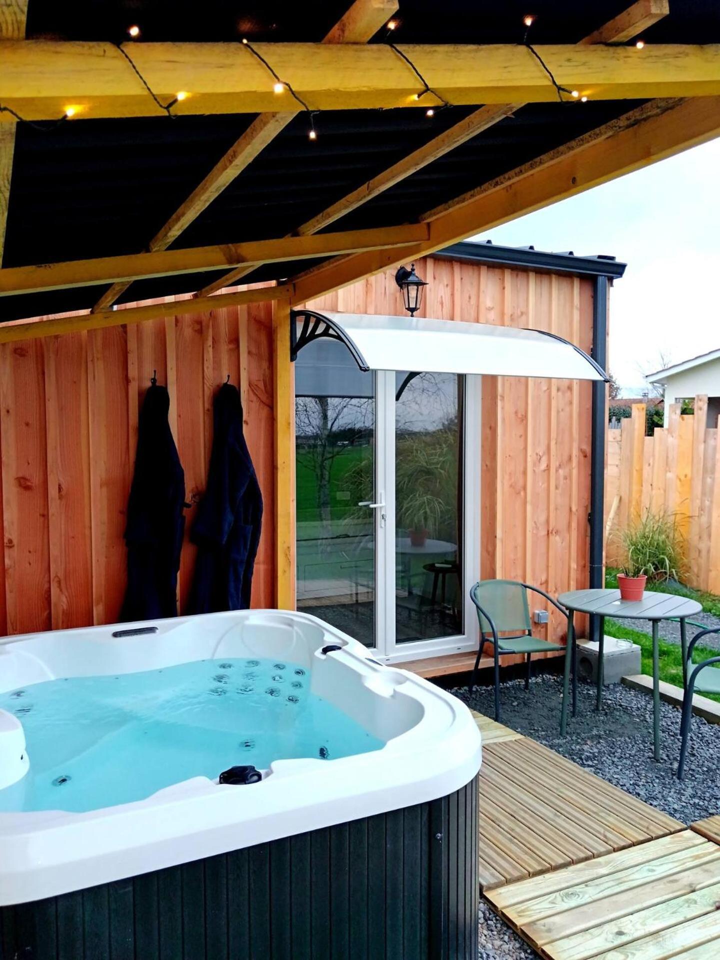 Chalet Cosy Avec Option Jacuzzi Saint-Genes-de-Fronsac Exterior photo